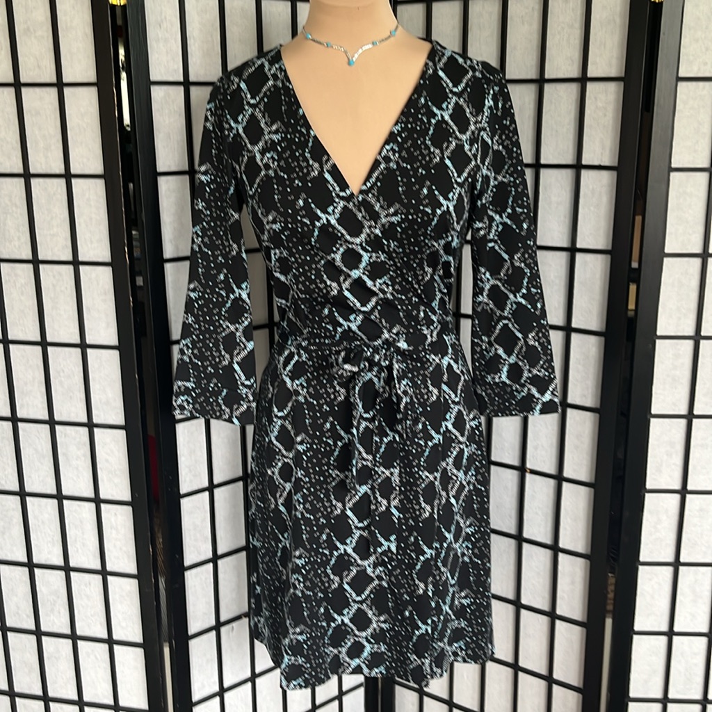 Diane Von Furstenburg Blue & White Print On Black Background Wrap Dress 8